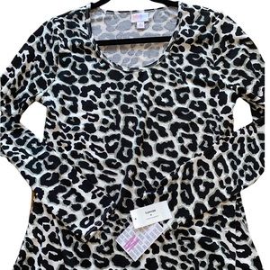 NWOT LULAROE LYNNAE TOP.